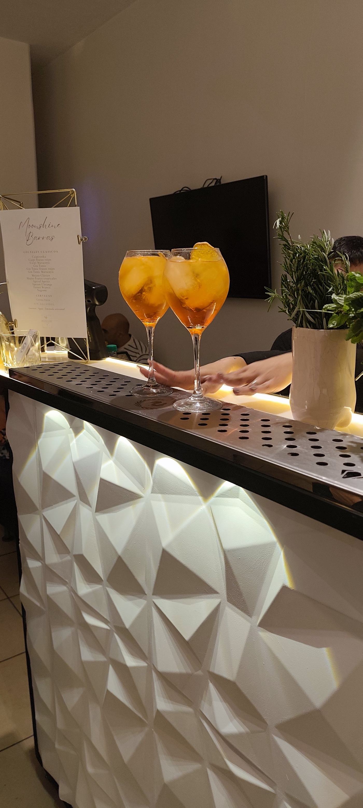 Barra móvil Moonshine con aperol spritz servidos