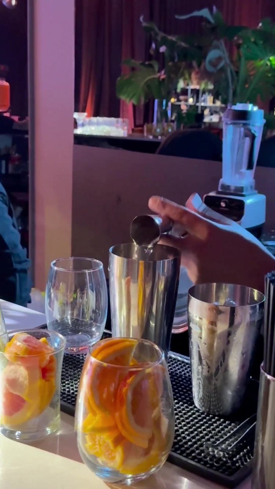 Bartender de Moonshine preparando un trago