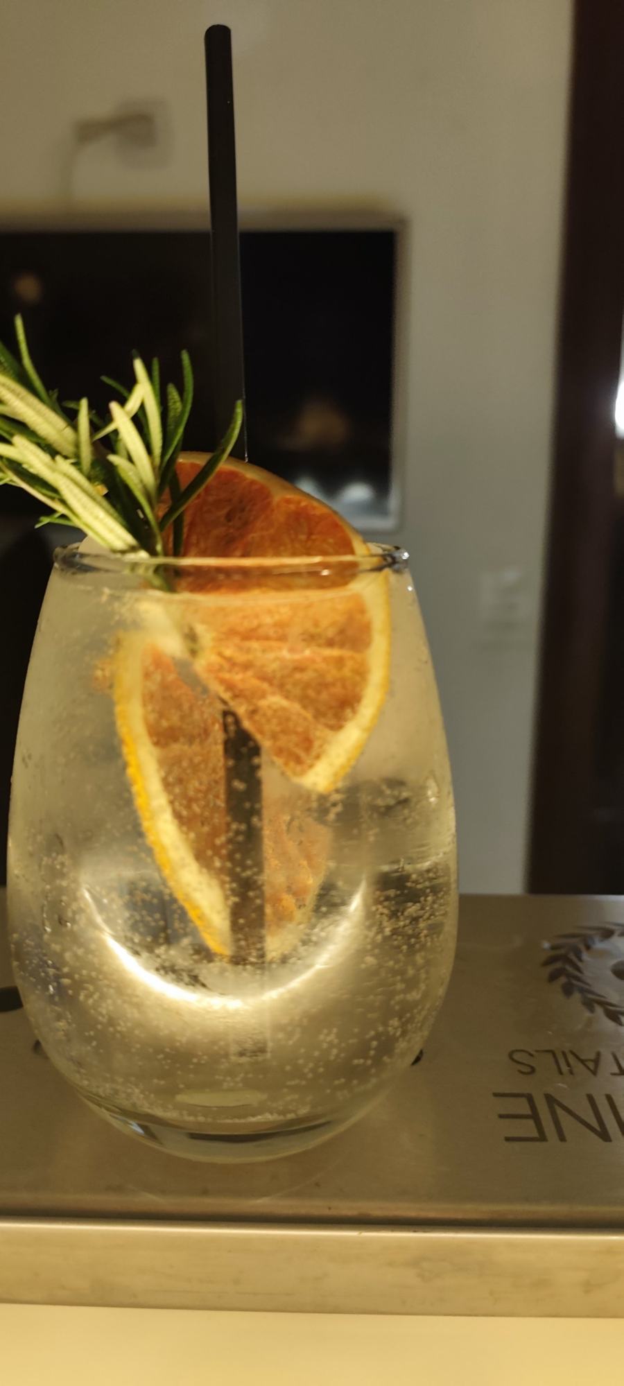 Detalle de trago con romero y cítricos